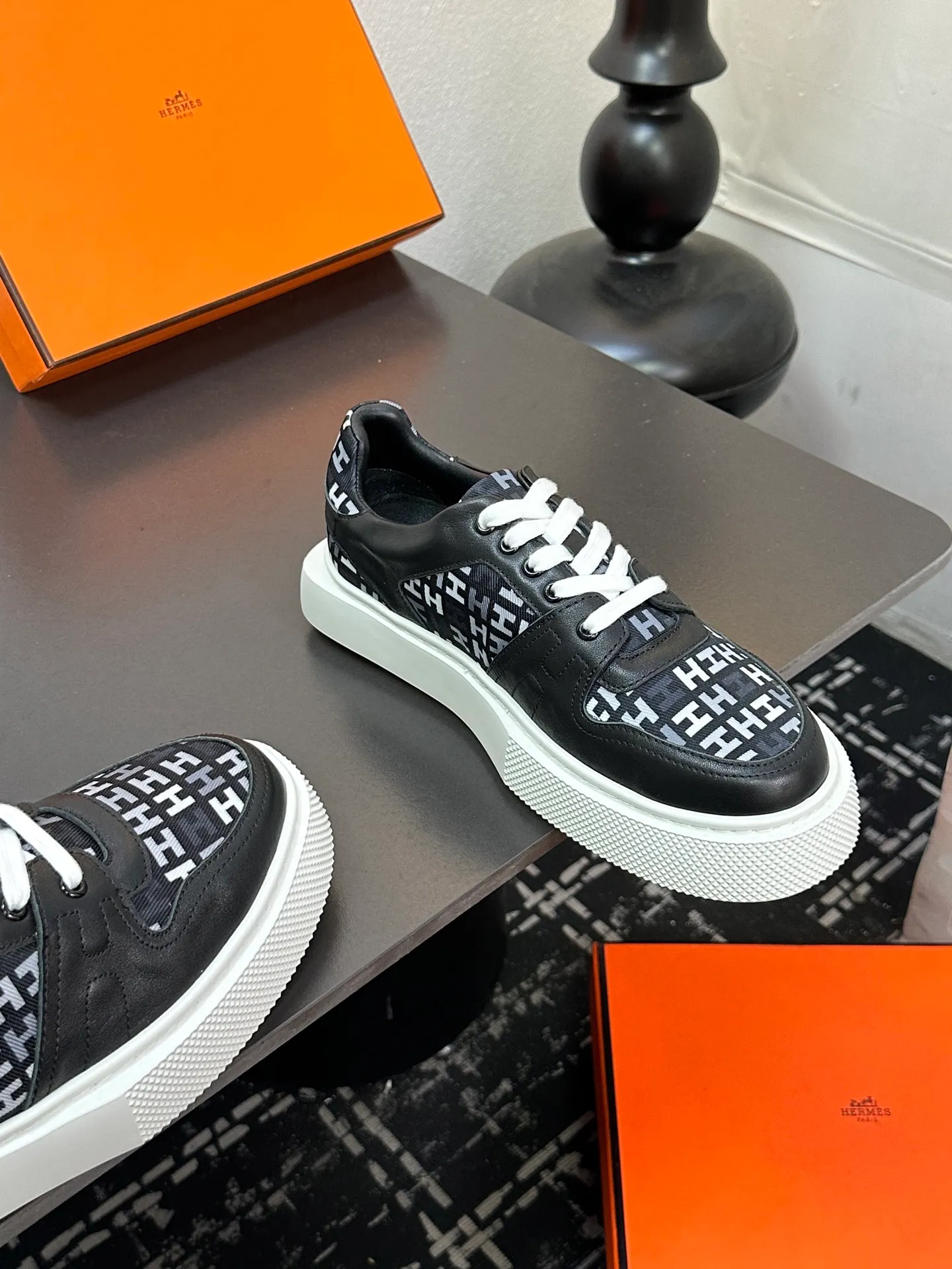 p700💰Men's shoes ❤️❤️Hermes top version# Hermès deep series couple's small white shoes casual skateboard shoes Stylish graphic design to create retro style Upper: cowhide material Lining: sheepskin lining Outsole: TPU outsole Size: 38-45